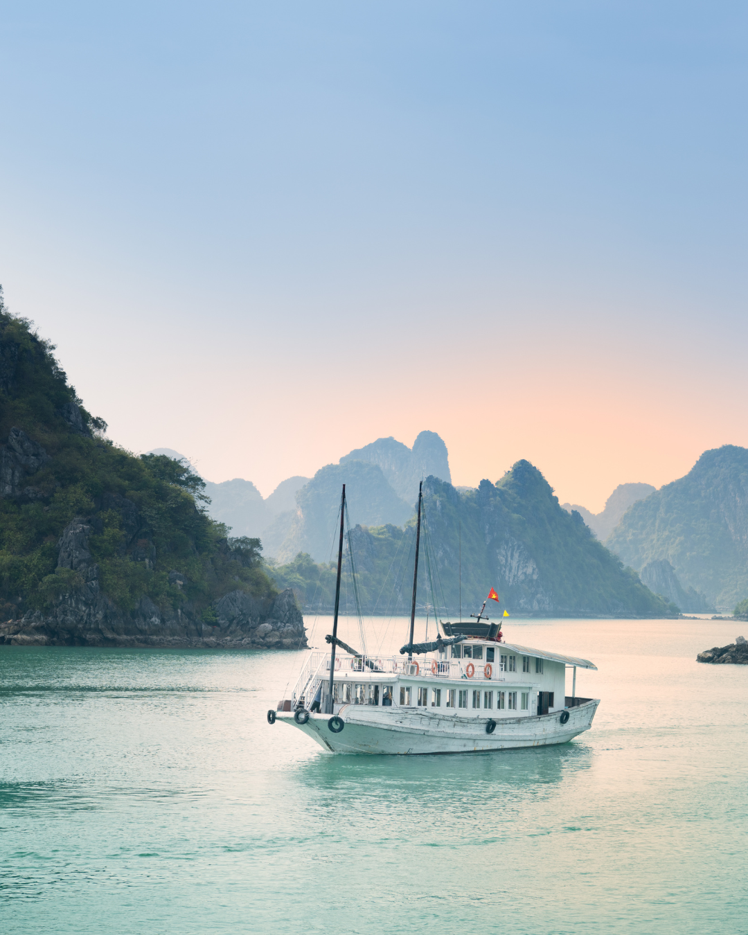 Halong Bay Day Cruise (4–6 Hours)