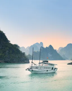 Halong Bay Day Cruise (4–6 Hours)