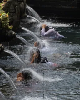 Tirta Empul Water Purification Ritual – Tampaksiring/Ubud
