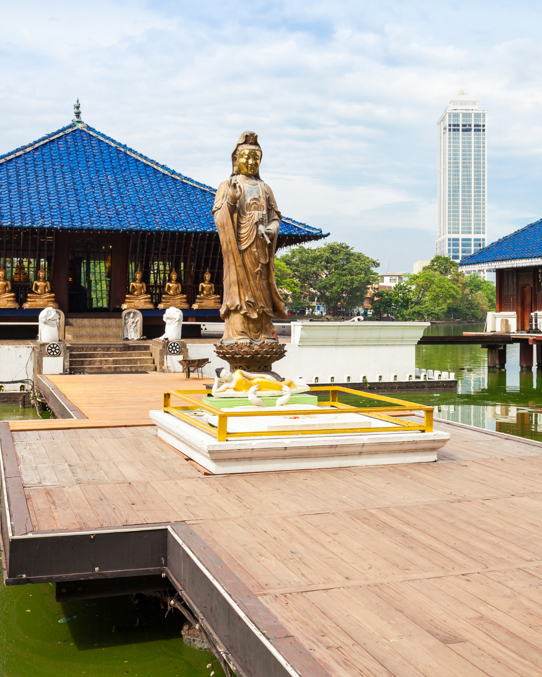 Gangaramaya Temple & Beira Lake Experience
