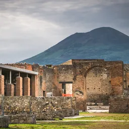 Pompeii & Mount Vesuvius Tour by Train/Bus